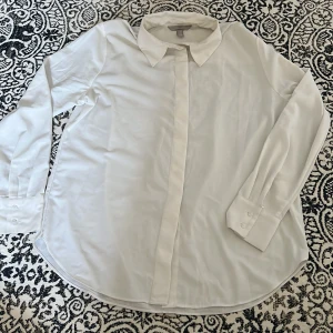 Vit skjorta - Vit skjorta från H&M i fint skick! Ganska tunn i tyget vilket gör den rätt sval och skön att ha på sig! Strl M.