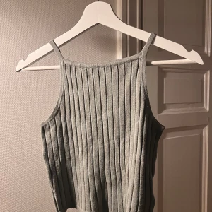 Grönt linne - Superfint grönt linne i storlek 134/140 som passar fin fint nu till sommaren, har varit ett av mina favoritplagg men säljer nu då det inte kommer till användning 💞