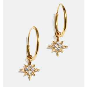 Små silvercreoler med stjärna - Helt nya, i 18k guldplätering. Ord.pris 249kr, säljer för 100kr.        BESKRIVNING: Creoler i äkta silver, dekorerad med hängande stjärna och små cubic zirconia glasstenar. De guldfärgade är förgyllt silver med ett lager av 18 karat guld. 