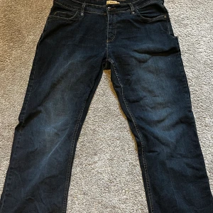 Baggy Jeans - Ett par streetwear jeans från Estelle Mycket gott skick  Egentligen kill byxor men funkar för kvinnor