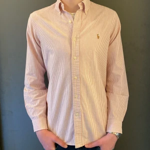 Ralph Lauren skjorta  - Säljer nu denna asfeta Ralph Lauren skjorta i ett väldigt bra skick! Storleken är S kan passa M med! Nypris ligger på 1600kr❌ säljer nu för endast 499kr✅ Hör av dig vid minsta lilla fundering!! 😊😊