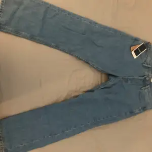 Ett par nya blå/mörk blå Jeans från Jack n Jones. Med etikett och allt kvar.  De är relaxed / loose fit. 33/30 W/L 