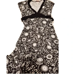 Viola klänning - En fin svart & vit mönstrad klänning i mjukt material 💕 Köpt på second hand men aldrig använd. Kontakta vid fler bilder. 