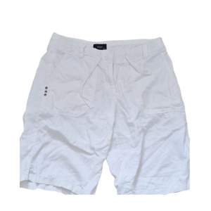 Ett par vita linne shorts som är baggy 💕 Passar för de som har lite drainer stil ksk, aldrig använda i storlek 40! Inga defekter. 