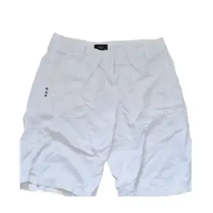 Ett par vita linne shorts som är baggy 💕 Passar för de som har lite drainer stil ksk, aldrig använda i storlek 40! Inga defekter. 