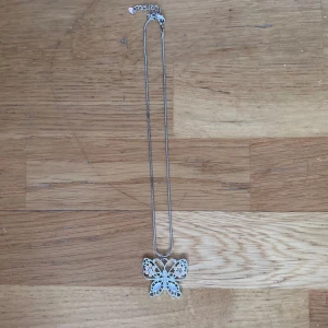 Fjärils halsband med stenar - Bra skick!💕💕