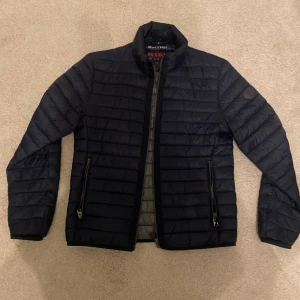 Marc O’Polo Jacka - Lätt väderad året runt bra till våren använt typ 3 gånger pga av den e för stör passar folk vid 175+ kontakta mig vid frågor nypris 1700kr