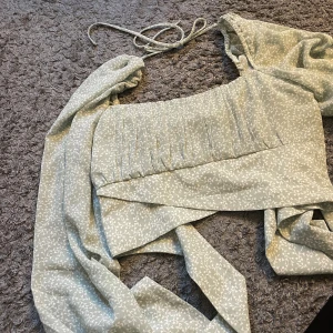 Ljus grön blus - Knyte på baksidan i ryggen och vid nacken. I bra skick 