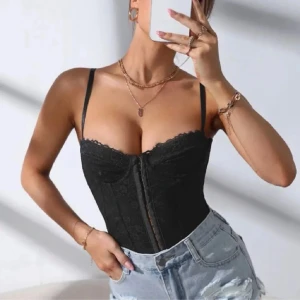 KORSETT TOPP - Säljer denna fina korsett topp som fin till både utgångar eller om man vill vara lite extra fin hemma, helt oanvänd. Pris kan diskuteras vid snabba affärer 