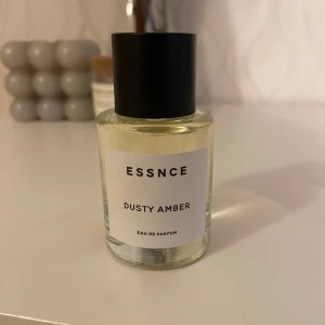 Essnce parfym  - Kollar om nån är intresserad av att köpa denna essnce parfym i doften Dusty amber som är en dupe på carolina herrera good girl. Endast provad.  50ml, nypris 390kr (med frakt, utan frakt 360kr) 