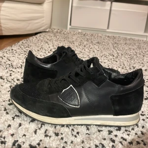 Philippe Model TRPX  - Trainers från Philippe Model i storlek 40 (passar 41)      Skick: 7,5/10 - mindre slitage finns, men inget som påverkar kvalitén. Pris kan möjligen diskuteras vid snabb affär. Hör av dig vid frågor!