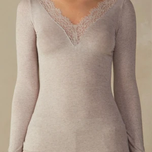 Intimissimi spets tröja - Hej! Säljer denna sjukt fina spets tröjan ifrån intimissimi. Säljer då den ej passar mig. Ser ut som ny. Skriv vid fler bilder och frågor! 💘🙌🏼