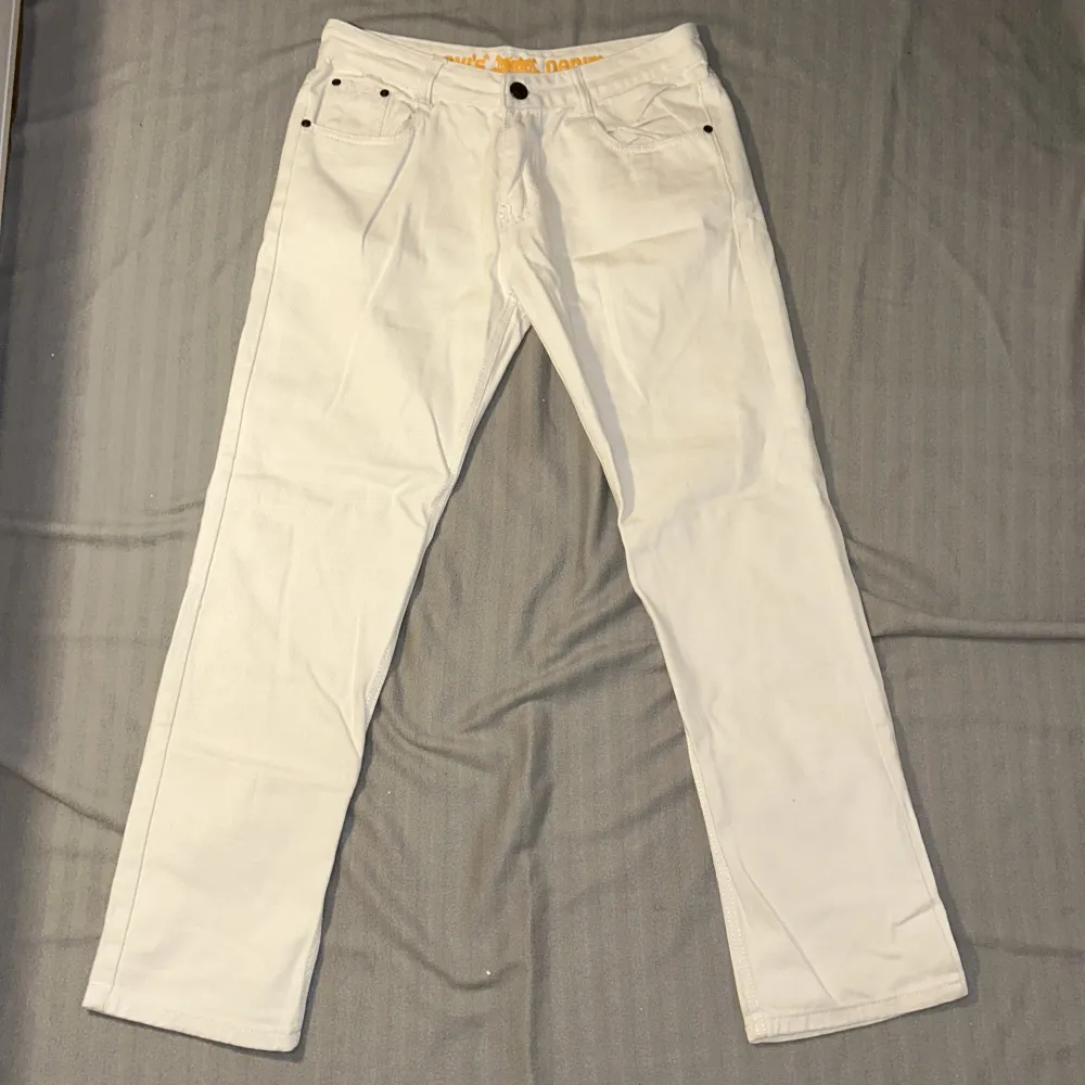 Jag har ett par riktigt sköna och snygga vita levis byxor till salu. De är helt vita och i toppskick, perfekta för sommaren. Inte en fläck på dem!!. Jeans & Byxor.