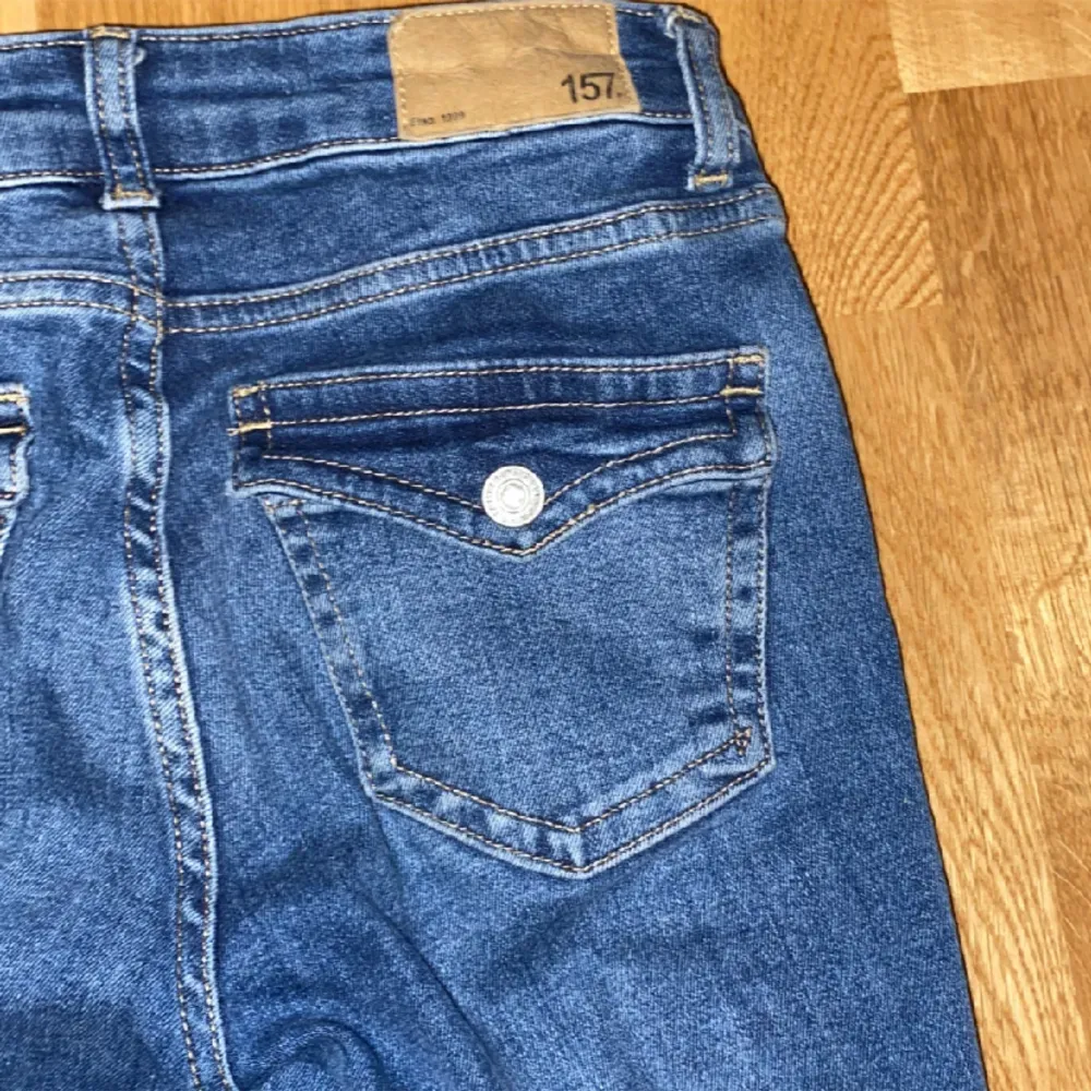 Bootcut jeans från lager 157, de är i jättebra skick och jag säljer de eftersom att jag inte använder de like mycket längre. Jeans & Byxor.