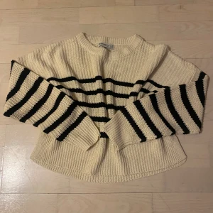 Randig tröja - Fintskick. Jag använder den inte längre då den då det inte riktigt är min stil längre 💕 fler bilder kan visas från vinklar om det behövs, bara meddela! Storlek: XS 