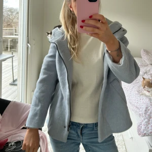 Kort kappa - Superfin ljusblå kort kappa, köpt på second hand💙💙💙 perfekt som vårjacka!!!har luva (se bild två)