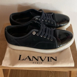 Lanvin skor  - Säljer dessa mörkblå lanvin skor som är i toppskick 9/10. Med skorna medföljer dustbag. Frakt kan alltid lösas.