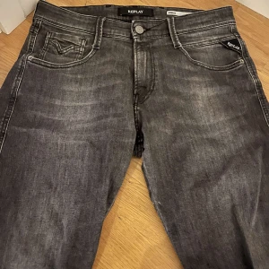 Replay anbass - Ett par riktigt snygga replay jeans i passformen anbass i storlek 30/32 | Nypris 1500kr | Vårat pris endast 550kr | Skick 8/10 inga defekter | Hör av dig vid frågor och funderingar!🔔