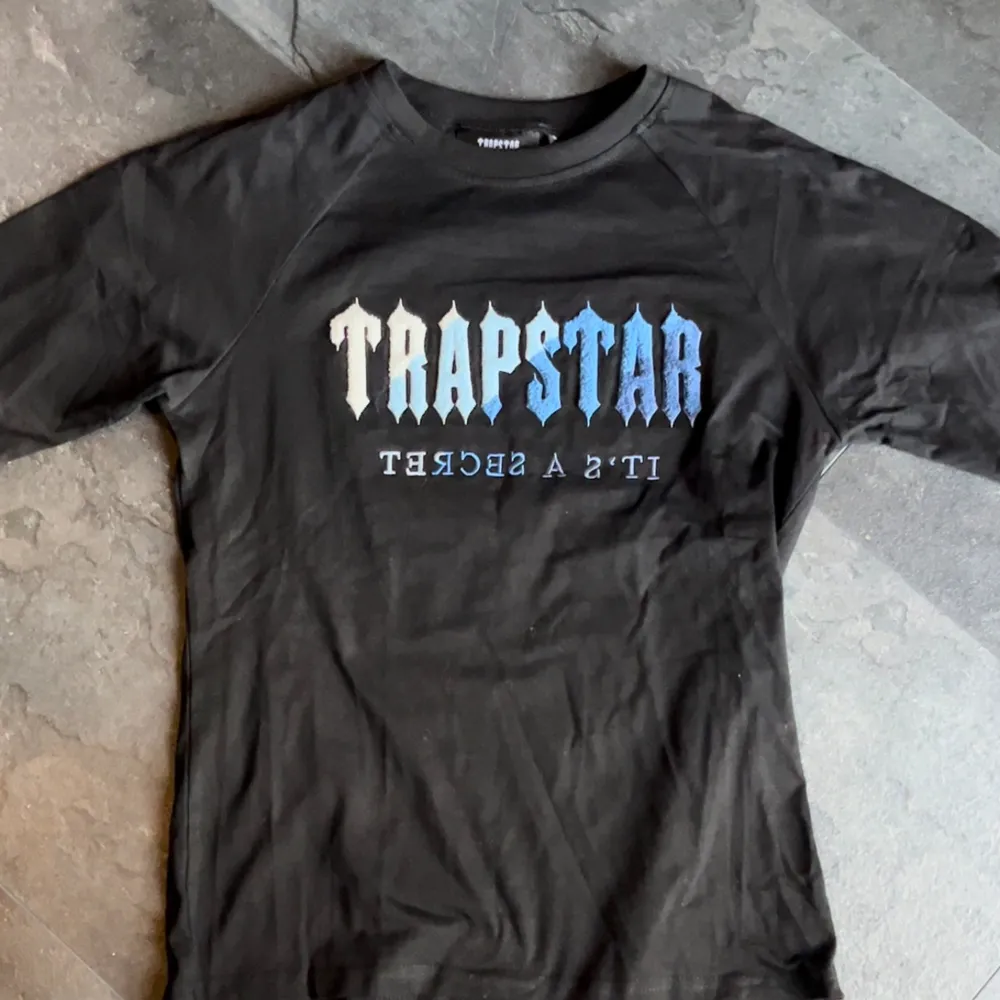 Helt oanvänd Trapstar t-shirt. T-shirts.