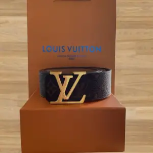 Säljer nu ett Louis Vuitton bälte i nytt skick. 🟥allt og följer med Priset går att diskuteras tar även emot byten👍🏼 storlek: 105 cm. Om ni har frågor eller funderingar så hör av er🤝🏼👊🏼snabb leverans💨🚚 