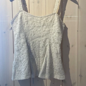 Super gulligt linne  - Super gulligt linne från Cubus med spets. Säljs inte längre. Str M men passar S.