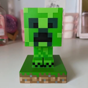 Creeper lampa - Liten creeper lampa. Går att byta batteri. Köpt för 250kr. Bra skick och super söt! Perfekt som dekoration och belysning🫶🏼💚💓