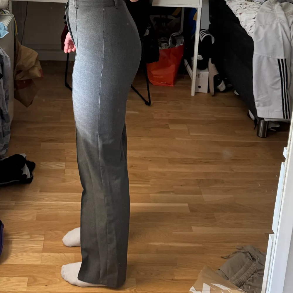 Kostymbyxor i grå färg använda 5/6 gånger . Jeans & Byxor.
