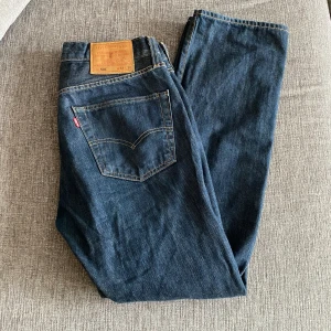 Levis 501 - Tja, säljer detta par då jag knappt har använt dom, skick 10/10 helt felfria✅ om du har några frågor så skicka bara👍 Mvh 