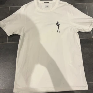 Cp company t shirt - Hej jag säljer en riktigt snygg CP company t shirt som ör helt ny. Den ör riktigt skön och riktigt snygg med tryck på ryggen.  Skick: 10/10