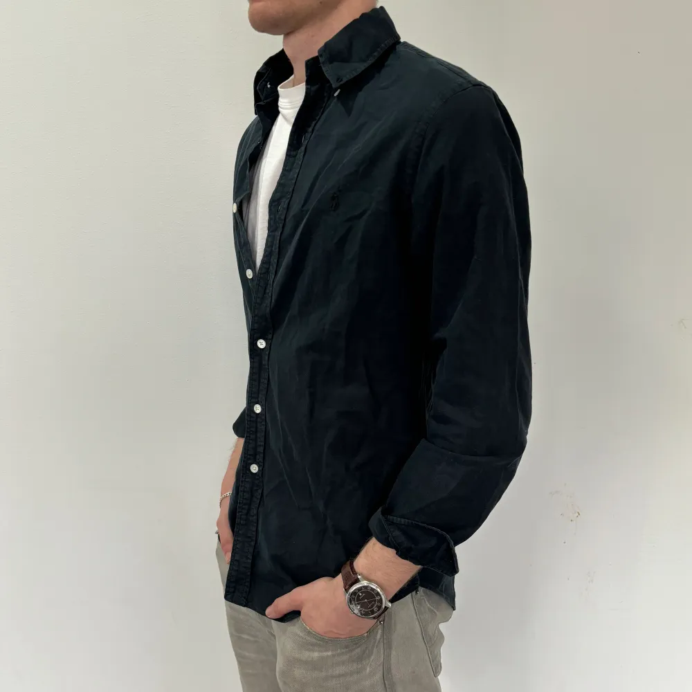 Ralph LAUREN skjorta i storlek M - skick 9/10 - Nypris 1500kr vårt pris 549kr - Modellen är 184. Skjortor.