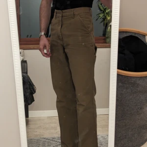 Carhartt single knee - Carhartt single knee i Harrington brown. Köptes runt ett år sen men användes inte särskilt mycket då de är för korta nu. Original pris 1300kr.