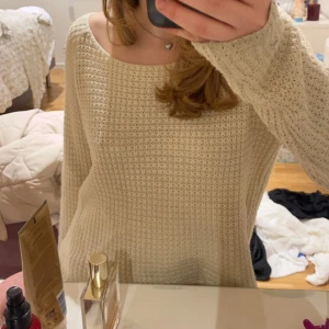 Fin tröja  - Säljer denna fina tröjan då den inte kommer till användning😊inte helt 100  på storlek men tror det är storlek s, passar iallafall mig som har xs-s men passar m också. Den är använd max 10 gånger men vet inte vart den är ifrån då jag klippt av lappen❤️