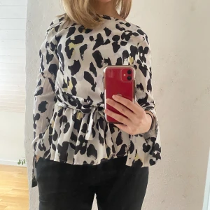 Leopard blus - Leopard blus med öppen rygg och knytning!!!! Vet ej märket 🥰🥰
