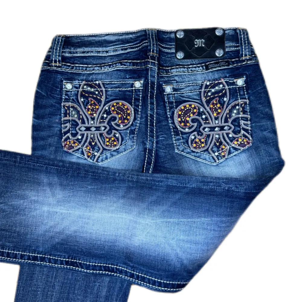 Miss Me jeans i modellen ”JP5897B4/boot” midjemåttet rakt över är 38cm. Ytterbenet 107cm och innerbenet 86cm. Jeansen är som helt nya. Kontakta vid intresse!. Jeans & Byxor.