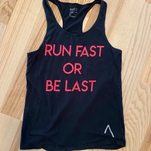 Träningslinne  - Säljes i begagnat skick, strl S. Jag är väldigt mån om mina köpare. Skulle du vara missnöjd med ditt köp så ta gärna kontakt med mig innan dåligt omdöme, så har jag en chans att rätta till det. Katt finns i hemmet (allergivänlig ras). 