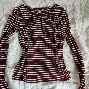 Maroon tröja - Tunn randig tröja/ långärmad tshirt.  Väldigt gullig och bekväm😊