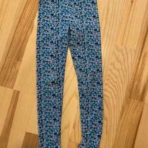 Leggings strl 134 - Begagnat skick.  Kolla gärna in mina andra annonser för samfrakt.  Jag är väldigt mån om mina köpare. Skulle du vara missnöjd med ditt köp så ta gärna kontakt med mig innan dåligt omdöme, så har jag en chans att rätta till det.  Katt finns i hemmet.
