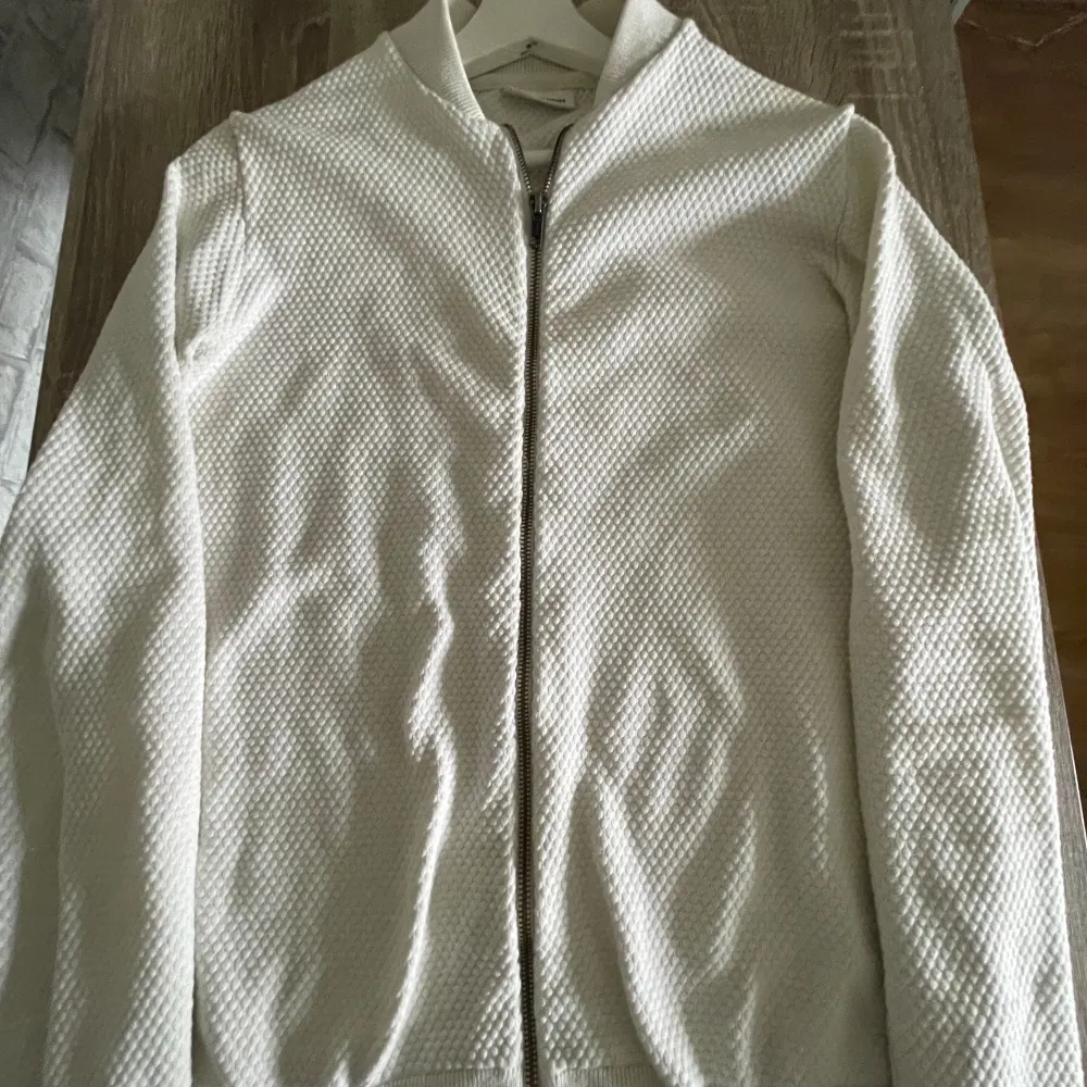 Hej! Vi säljer den här Lindbergh Cardigan tröjan i storlek S men passar storlek M // Skick 9/10 // Färg Vit // Fraktar 1-3 Arbetsdagar // Pris kan diskuteras // Orginal pris 789 KR //. Tröjor & Koftor.