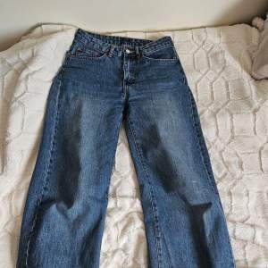 Jeans från Lager 157😊 Straight leg/baggy🫶 Mid waist skulle jag säga, säljer pga. lite för små för mig🩷 Litet hål på vänster ficka där bak, och dom är lite fransiga där nere men inget som märks😊