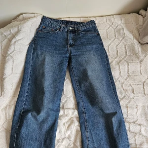 Baggy jeans - Jeans från Lager 157😊 Straight leg/baggy🫶 Mid waist skulle jag säga, säljer pga. lite för små för mig🩷 Litet hål på vänster ficka där bak, och dom är lite fransiga där nere men inget som märks😊