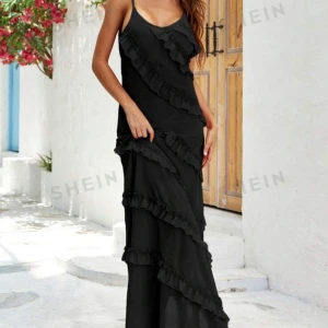 Intresse koll på denna fina balklänning - Säljer eftersom att jag har hittat en annan klänning. Skriv privat för egna bilder💕 den är så fin och känns väldigt exklusiv och lyxig. Köpt för 350kr men aldrig använd😊🩷