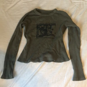 Brandy Melville tröja 🤍 - Långärmad mörkgrön tröja med tryck från Brandy Melville. Den är i bra skick och väldigt stretchig. Storlek står ej på plagget men jag skulle gissa på S 🫶