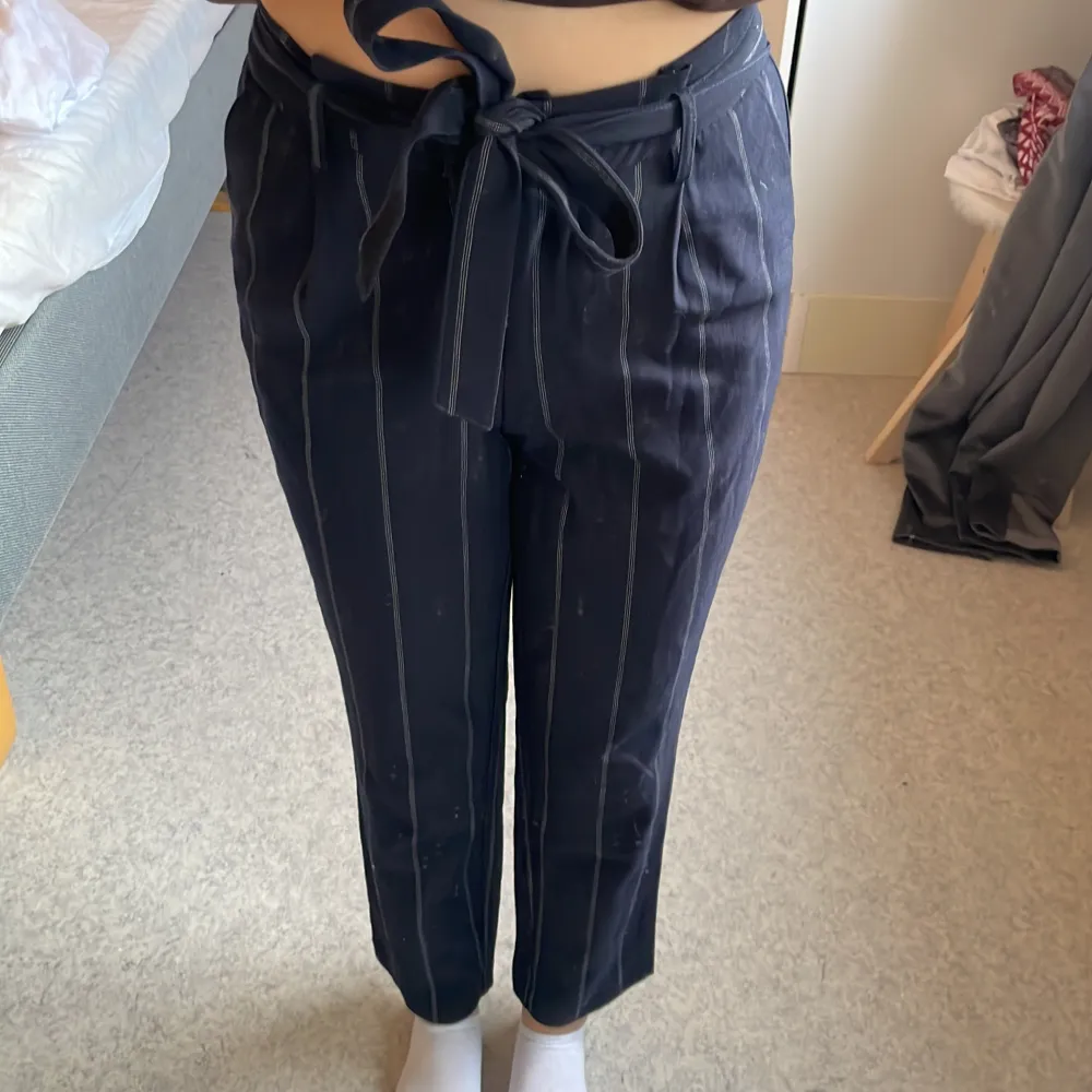 Marinblå kostymbyxor från Cubus i storlek 34, är jättefina och de är högmidjade. Har även band som man kan knyta runt midjan, inga defekter och ser ny ut. Jeans & Byxor.