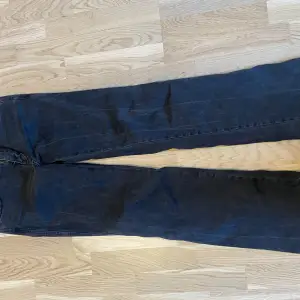 Jag säljer dessa snygga jeans för att de har blivit för stora för mig. Den ända defekten är att de är lite slitna längst ner. De är i Stl M. Från början kostar de 450kr men jag säljer de nu för 50kr. Kan skicka fler bilder vid intresse.