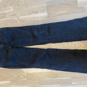 Låg midjade Lager 157 jeans. - Jag säljer dessa snygga jeans för att de har blivit för stora för mig. Den ända defekten är att de är lite slitna längst ner. De är i Stl M. Från början kostar de 450kr men jag säljer de nu för 50kr. Kan skicka fler bilder vid intresse.