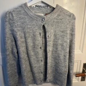 Kofta - Superfin grå kofta som aldrig har använts! Storlek Xs och sitter som figursytt 