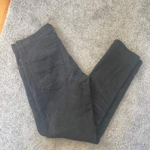 Säljer mina riktigt snygga tiger of Sweden jeans i en skön svart/grå tvätt. Inga defekter kom privat om du har frågor. Tar emot byten!