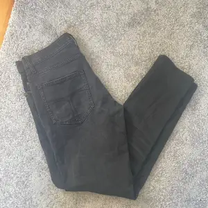 Säljer mina riktigt snygga tiger of Sweden jeans i en skön svart/grå tvätt. Inga defekter kom privat om du har frågor. Tar emot byten!