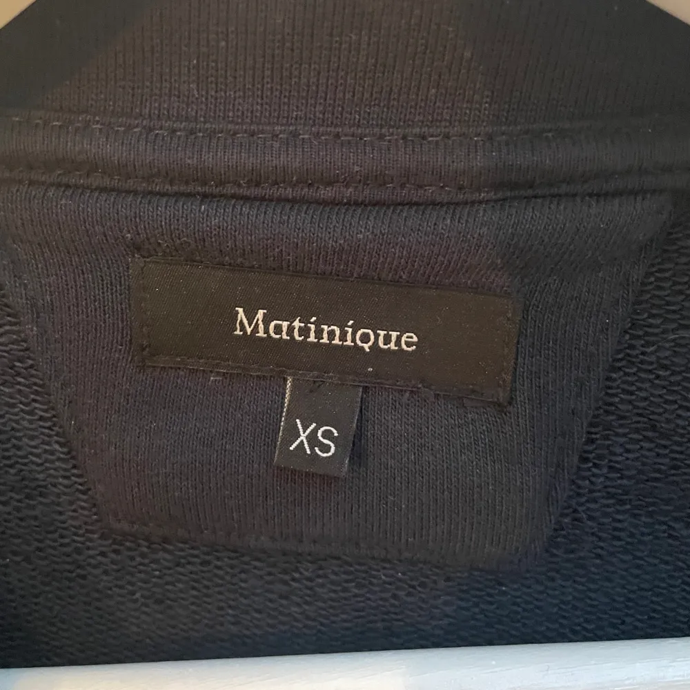Säljer en riktigt skön sweatshirt från Matinique. Anledning är att den inte längre kommer till mycket användning.  Nypris: 599kr Skick: 9/10. Tröjor & Koftor.
