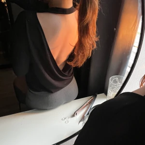 Topp med öppen rygg - Jättefin långärmad topp med öppen rygg. Aldrig använt. 